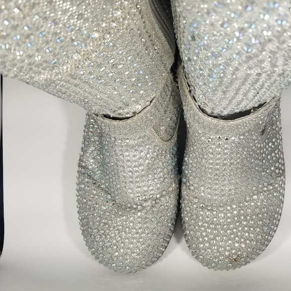 Bringing the bling! Shiekh knee length fur-lined boots and True Religion tee. - Picture 12 of 16